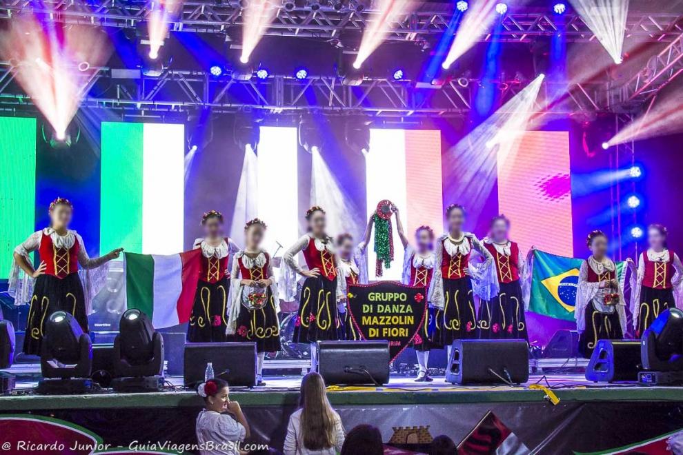 Imagem de um grupo de dança no palco da Festa de Quiririm.